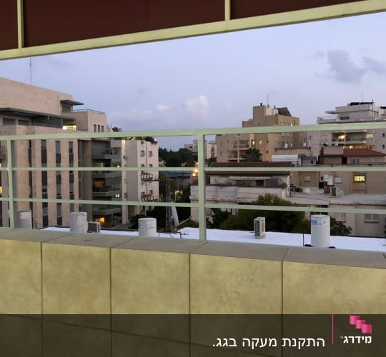 מעקה מתכת עם מסגרת אופקית על רקע בניינים